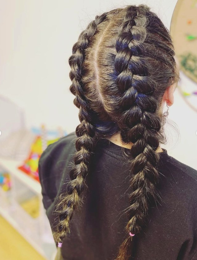 שתי צמות צרפתיות צמודות לראש